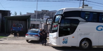 Generó un escándalo arriba del colectivo y terminaron todos en la comisaría de Maciel