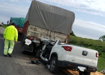 Un hombre se estrelló contra un camión en autopista: fue trasladado de urgencia