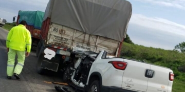 Un hombre se estrelló contra un camión en autopista: fue trasladado de urgencia