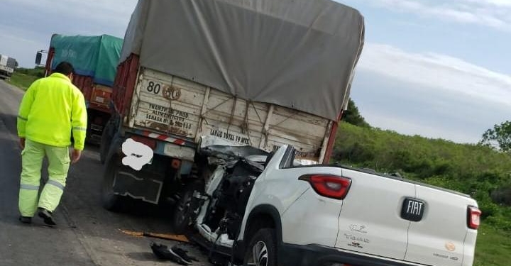 Un hombre se estrelló contra un camión en autopista: fue trasladado de urgencia