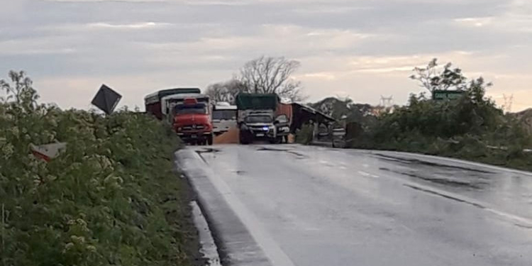La Ruta 91 continúa cortada tras el siniestro entre cuatro camiones con dos heridos graves