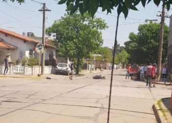 Un auto terminó sobre la vereda al chocar contra una moto en Totoras