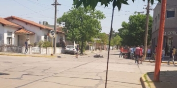 Un auto terminó sobre la vereda al chocar contra una moto en Totoras