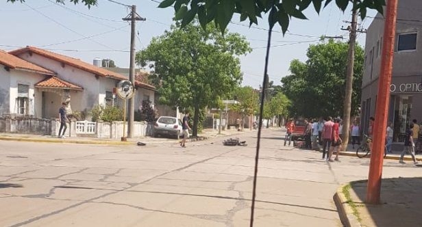 Un auto terminó sobre la vereda al chocar contra una moto en Totoras