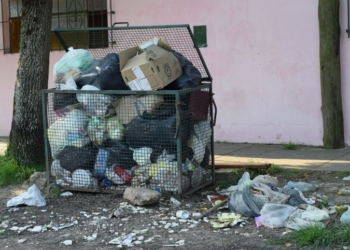 La basura comenzó a acumularse en Maciel tras una semana de paro