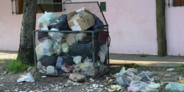 La basura comenzó a acumularse en Maciel tras una semana de paro