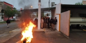 Comenzó el paro de trabajadores comunales en Maciel con quema de cubiertas