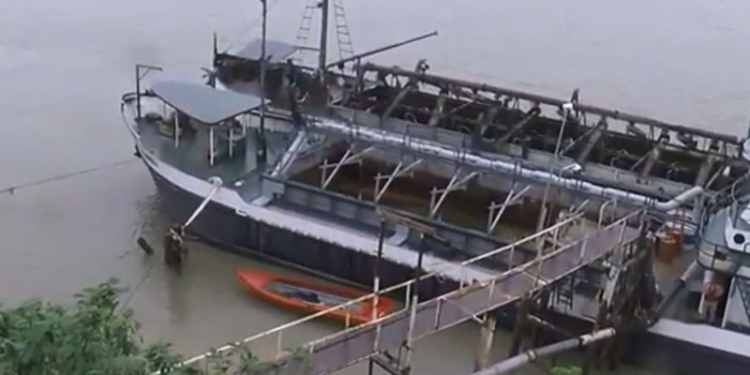 Un mecánico de barcos desapareció en el río cuando estaba por reparar un arenero