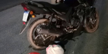 Barrancas: un hombre junto a un menor cayeron de una moto en autopista
