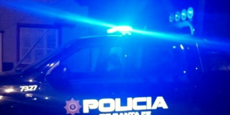 Halló a un hombre en el patio de su casa: tenía arresto domiciliario