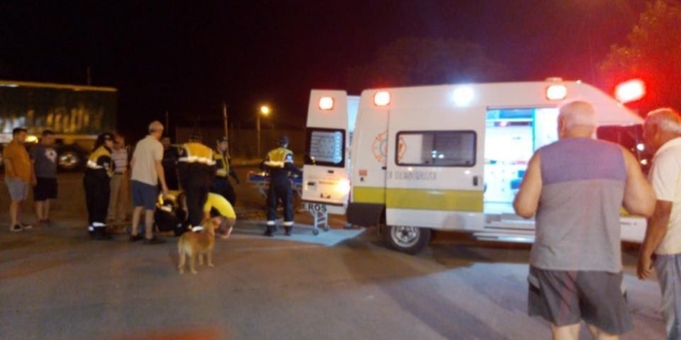 Un auto y una moto colisionaron en San Genaro: un hombre resultó herido