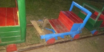 Vandalizaron los juegos infantiles del Paseo Ribereño en Gaboto y tiraron los restos al río