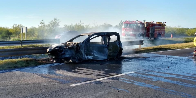 Impresionante choque e incendio en la autopista: dos heridos