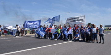 Trabajadores de la Comuna de Maciel cortaron la autopista en reclamo por sus fuentes laborales