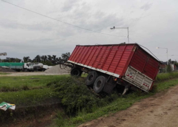 Insólito accidente en Oliveros: un acoplado terminó en la cuneta