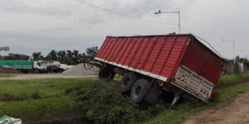 Insólito accidente en Oliveros: un acoplado terminó en la cuneta