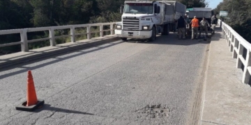 Demoras en La Ribera por bacheo en la zona del puente del Río Carcarañá