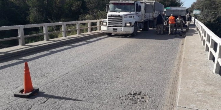 Demoras en La Ribera por bacheo en la zona del puente del Río Carcarañá