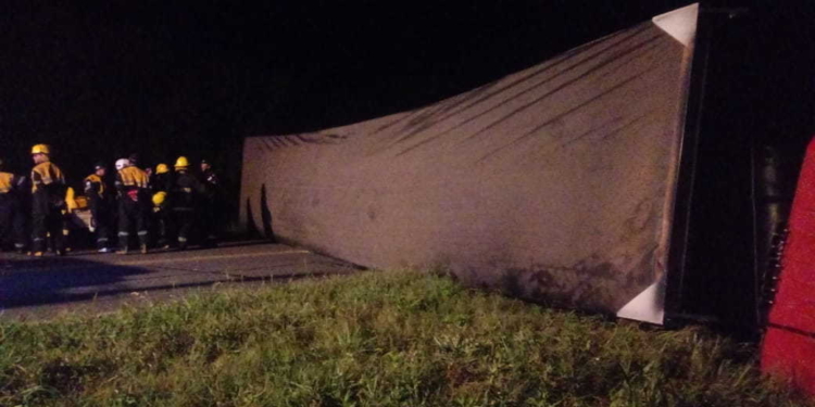 Impresionante vuelco de un camión en San Genaro