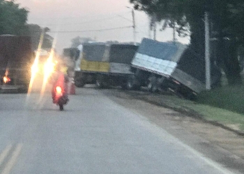 Un camionero volcó su acoplado en Ruta 11 y hubo demoras