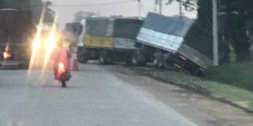 Un camionero volcó su acoplado en Ruta 11 y hubo demoras