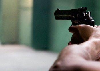 La mujer del policía detenido indicó: «Me apuntaba con el arma para tener relaciones»