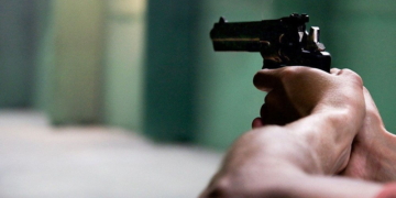 La mujer del policía detenido indicó: «Me apuntaba con el arma para tener relaciones»
