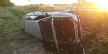 Un auto volcó sobre Ruta 11 y su conductor resultó herido