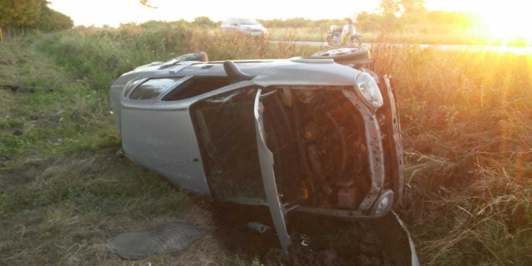 Un auto volcó sobre Ruta 11 y su conductor resultó herido