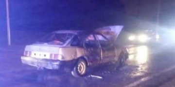 Un auto se prendió fuego en Ruta 11 mientras viajaba una familia