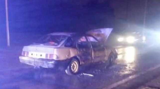 Un auto se prendió fuego en Ruta 11 mientras viajaba una familia