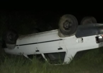 Una familia volcó con su auto al evitar colisionar contra un caballo