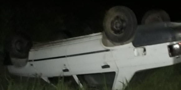 Una familia volcó con su auto al evitar colisionar contra un caballo