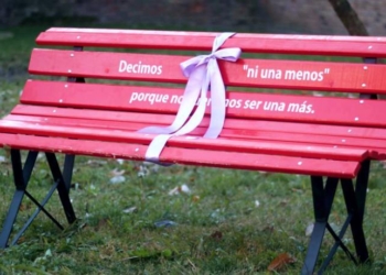 San Genaro inaugura su «Banco Rojo» en el Día de Eliminación de la Violencia contra las Mujeres
