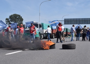 Trabajadores de la Comuna de Maciel cortaron la autopista en reclamo por sus fuentes laborales