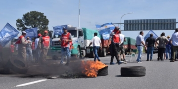Trabajadores de la Comuna de Maciel cortaron la autopista en reclamo por sus fuentes laborales