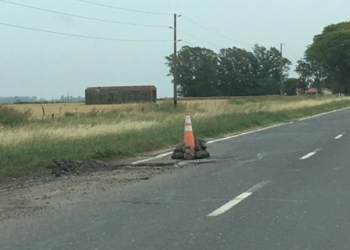 Peligro: un cono señala un enorme pozo en la Ruta 80 entre Gálvez y Arocena