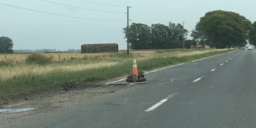 Peligro: un cono señala un enorme pozo en la Ruta 80 entre Gálvez y Arocena