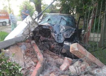 Un auto se cruzó de carril e impactó fuertemente contra una vivienda