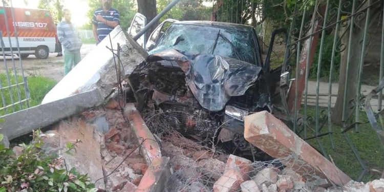 Un auto se cruzó de carril e impactó fuertemente contra una vivienda