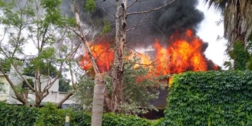 Un pequeño manipulaba fósforos y su vivienda terminó envuelta en llamas