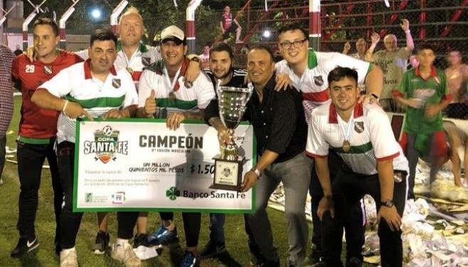 Leo Fernández levantó la Copa Santa Fe con Sportivo Las Parejas