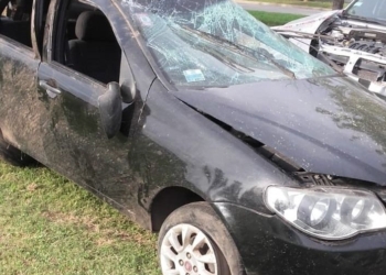 Dos jóvenes volcaron en el ingreso a Monje y la conductora resultó herida