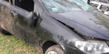 Dos jóvenes volcaron en el ingreso a Monje y la conductora resultó herida