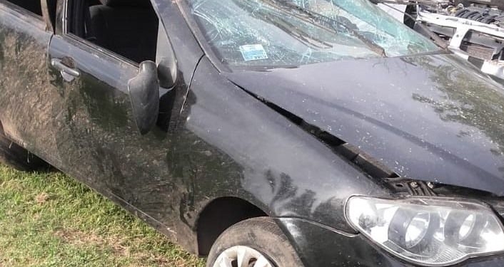 Dos jóvenes volcaron en el ingreso a Monje y la conductora resultó herida