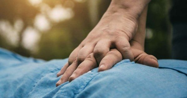 Policías salvaron la vida de una mujer con maniobras de RCP