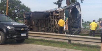 Impactante vuelco de un Tata Rápido dejó 18 heridos