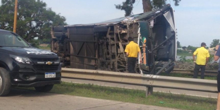Impactante vuelco de un Tata Rápido dejó 18 heridos