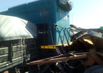 Un camión fue impactado fuertemente por un tren