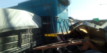 Un camión fue impactado fuertemente por un tren